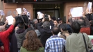 Basque police prevent crowd from taking over bank in Barakaldo
