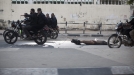 Arrastran el cadaver de un supuesto espía israelí en Gaza. Foto: EFE title=