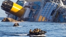 El crucero Costa Concordia naufraga en la costa italiana. (14-01-2012) title=