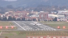 Very strong winds make difficult for planes to land in Bilbao airport