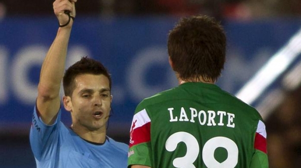 Aymeric Laporte amonestado en el partido frente al Mallorca. EFE