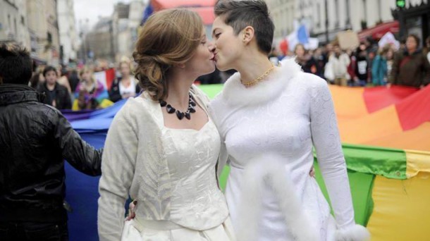 Ezkontza homosexualen aldeko manifestazio bat Parisen, 2013an.