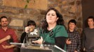 Arantza Kalzada, directora de programas de Euskadi Irratia, agradeciendo el premio al programa Portobello title=