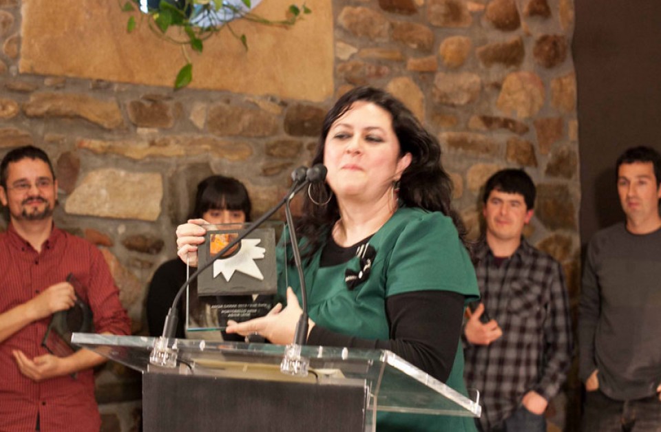 Arantza Kalzada, directora de programas de Euskadi Irratia, agradeciendo el premio al programa Portobello