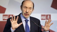 Rubalcaba exige a Rajoy que diga en persona si cobró en negro