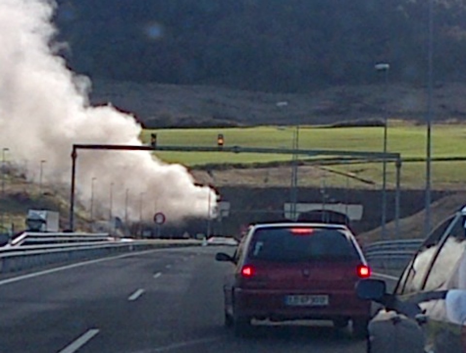Arden varios vehículos en un accidente en los túneles de El Perdón. (Foto: David Gómez)