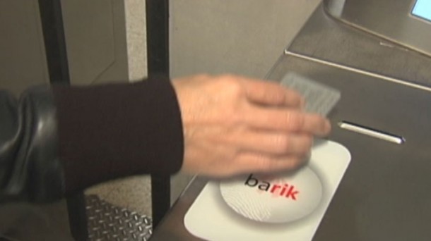 Una persona entrando al metro con una tarjeta Barik.