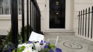 Flores y cartas frente a la casa de Thatcher. EFE title=