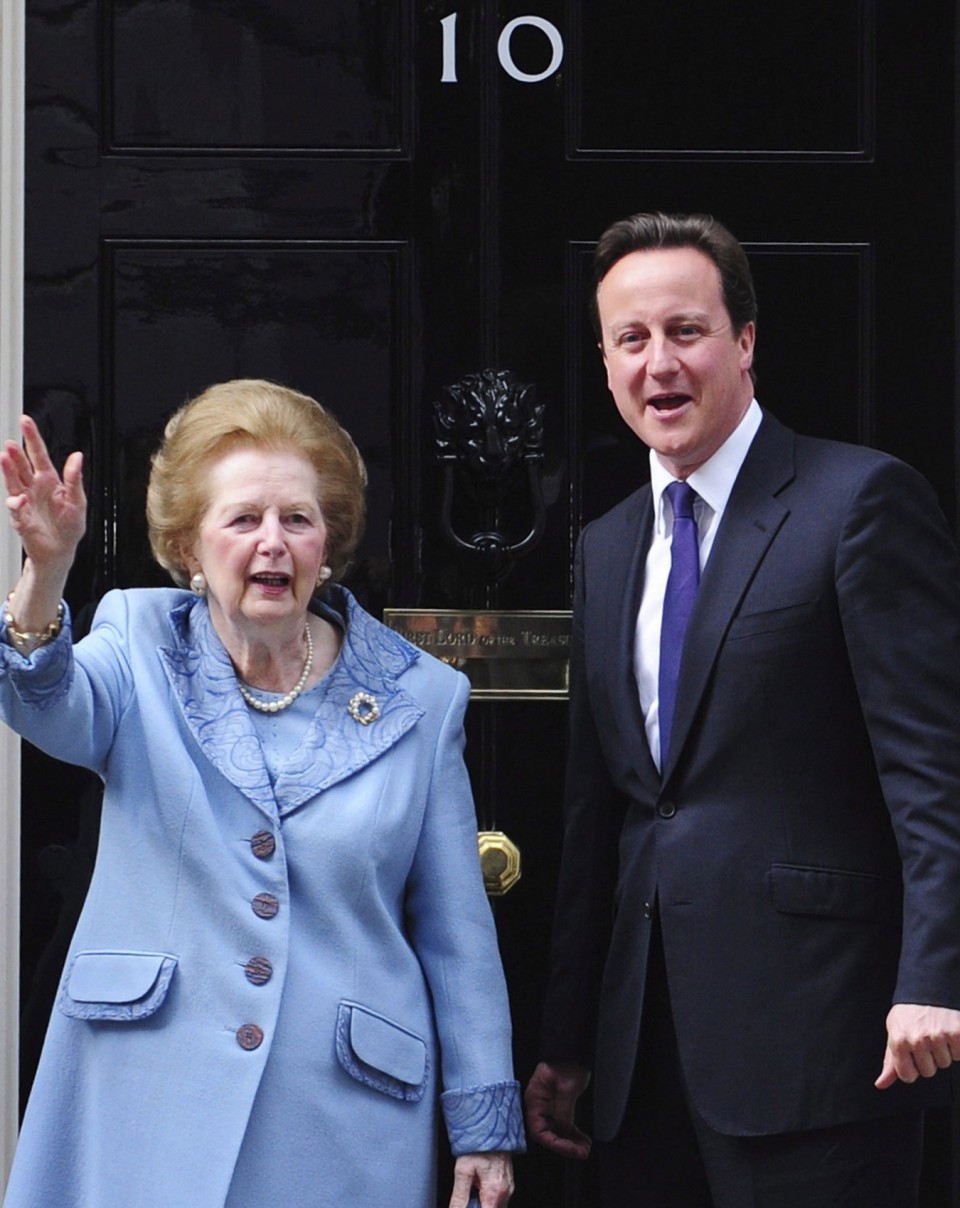 Margaret Thatcher junto al primer ministro David Cameron. EFE