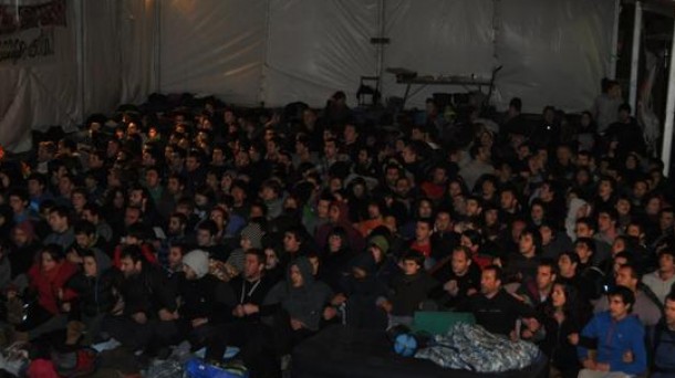 Centenares de jóvenes han pasado la noche con los ocho condenados. Foto: @AskeGunea.