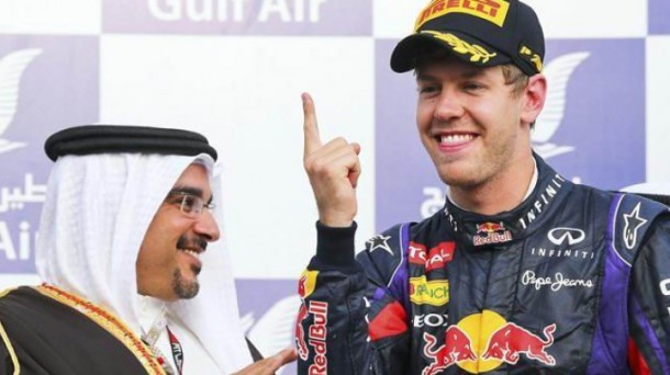 Vettel celebra su triunfo en el podium del G.P. de Bahrein. Efe.