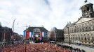 Una multitud con coronas naranjas se reúne en la plaza Dam en Ámsterdam. Foto: EFE title=