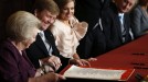 Beatriz de Holanda firma su abdicación. Foto: EFE title=