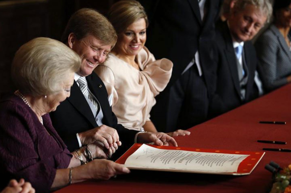 Beatriz de Holanda firma su abdicación. Foto: EFE