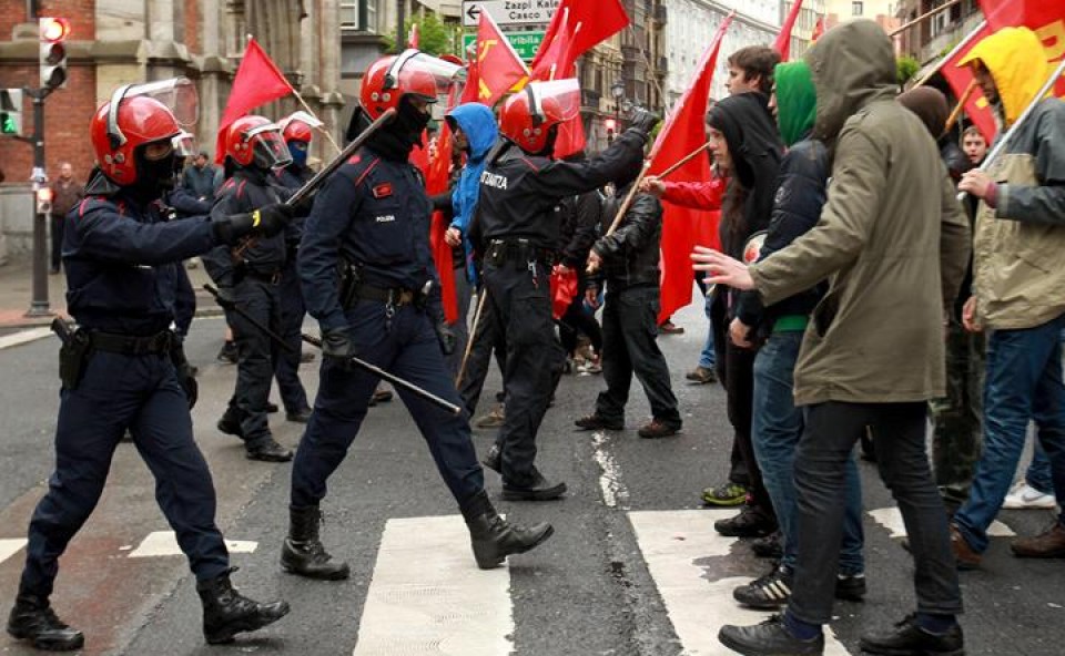 Agentes antidistrubios de la Ertzaintza controlan un piquete en Bilbao