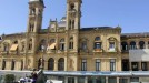 Fotografía facilitada por el Ayuntamiento de San Sebastián, que ha colgado la 'estelada' en la fachada del edificio consistorial. (EFE) title=