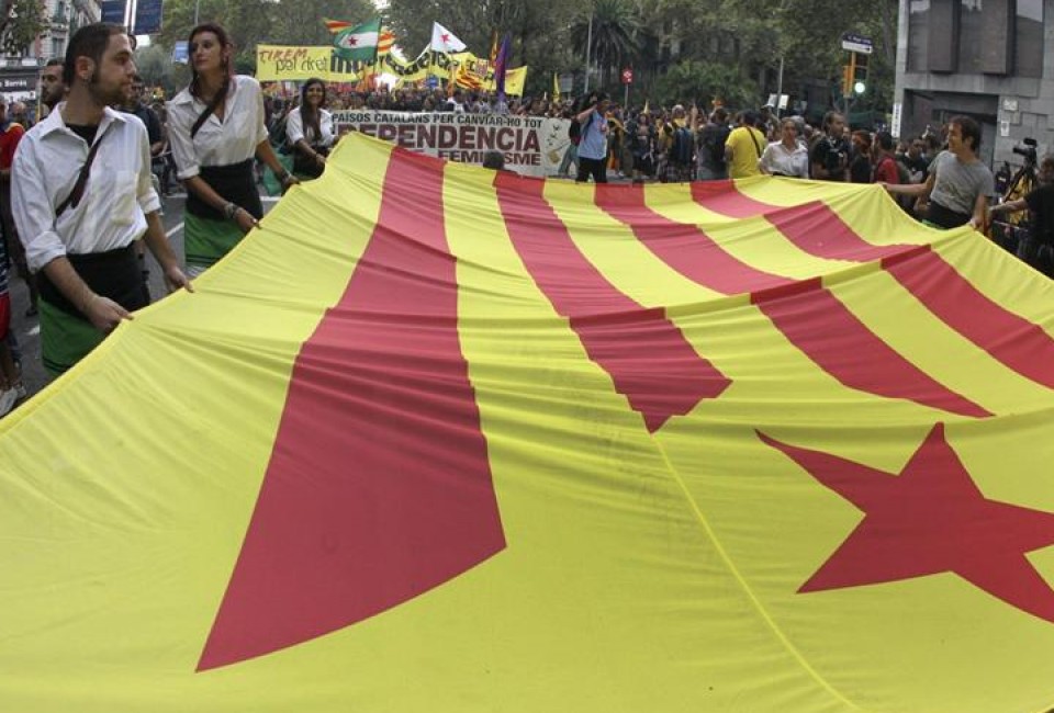 Cadena humana por la independencia que recorre 400 kilómetros de norte a sur de Cataluña. (EFE)