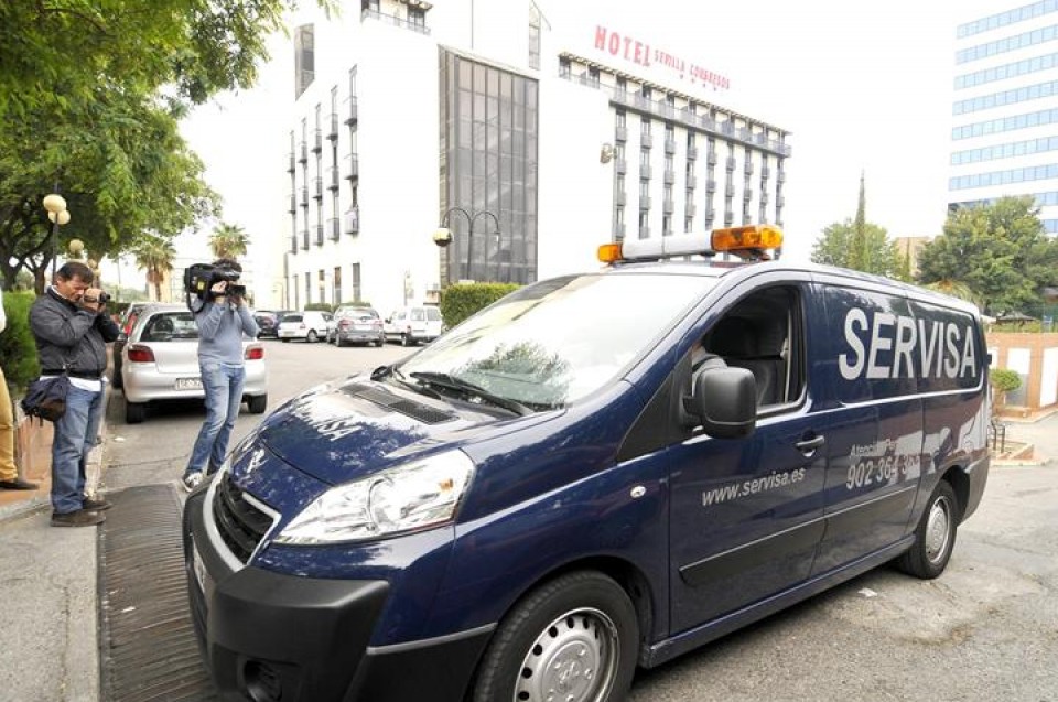 Un vehículo funerario sale del hotel de Sevilla donde ha aparecido muerta María 