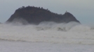 Las olas azotan con fuerza la costa vasca