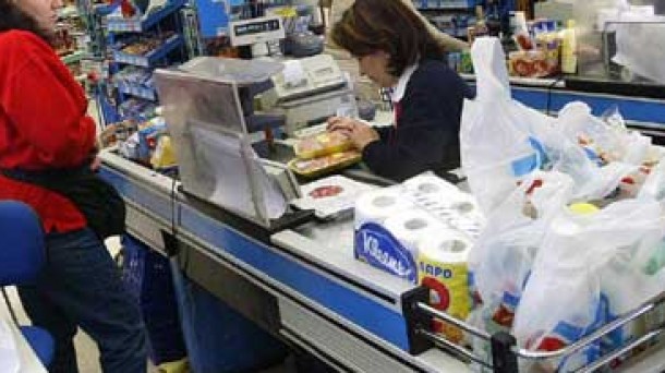 Bolsas de plástico en un supermercado. ETB