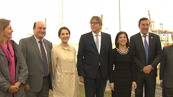 Guy Verhofstadt, con respresentantes del PNV en Santurtzi. EiTB