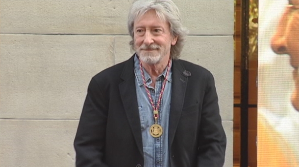 Benito Lertxundi Medalla De Oro De Gipuzkoa Lertxundi Recibe