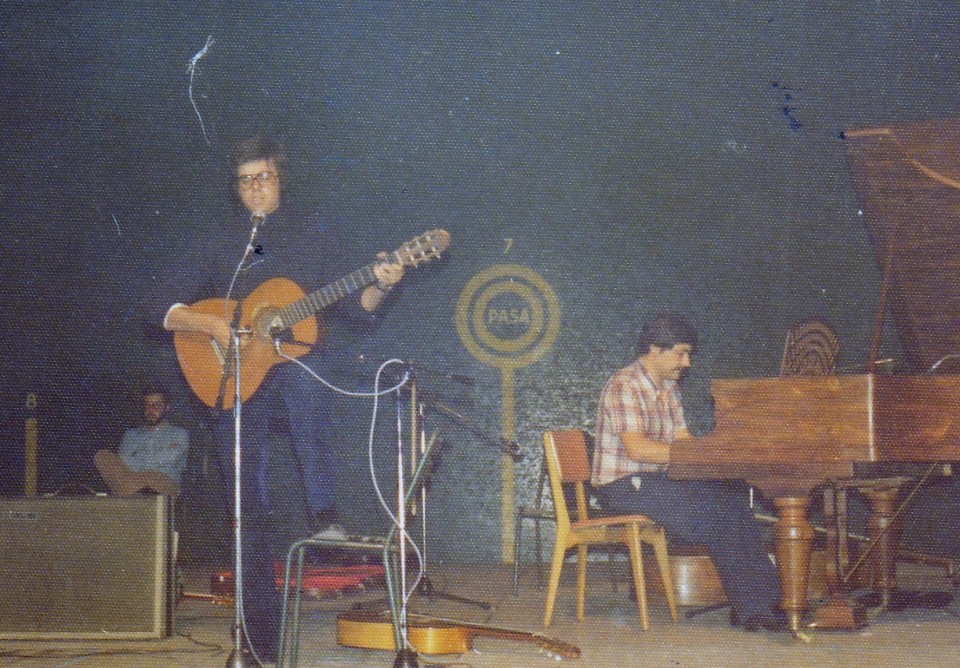 Antton Valverde en el piano y Gorka con la guitarra, Donibane Lohizune, 1976