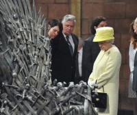Isabel II visita los escenarios de la serie 'Juego de tronos'