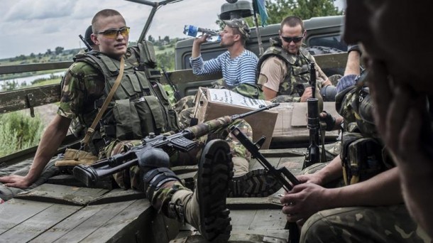 Ukrainako soldaduak atseden hartzen, Slaviansk-en. Irudia: Efe