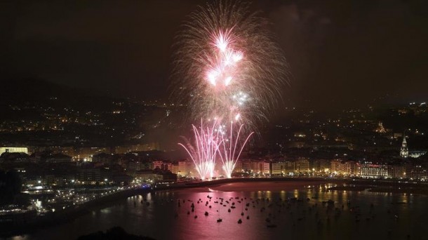 Imagen de los fuegos artificiales en las fiestas de Donostia-San Sebastián. Foto: EFE