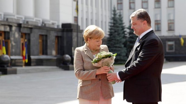 Petro Poroxenko Angela Merkel Alemaniako kantzillerrarekin elkartu zen atzo Kieven. Argazkia: EFE