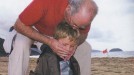 Ardanza con su nieto Ekain, en la playa de Laga, en 2007. title=