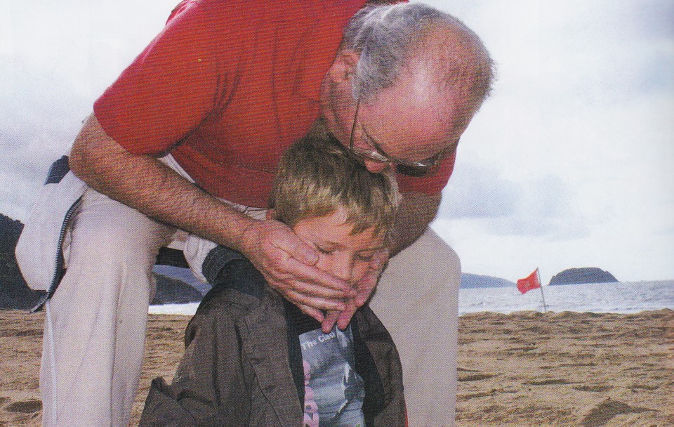Ardanza con su nieto Ekain, en la playa de Laga, en 2007.