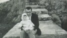 Con su hija Nagore en 1971. title=