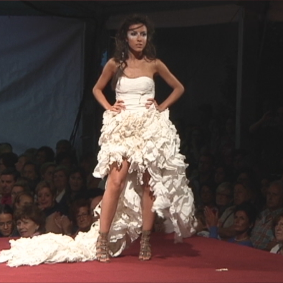 Video: Desfile de vestidos de papel 2014 | Güeñes