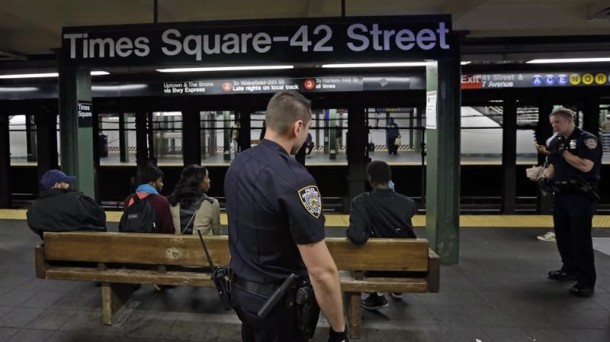 Poliziak kontrolak egin ditu Times Squareko geltokian, New Yorkeko metroan. Argazkia: EFE
