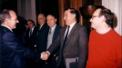 Saludando a José Antonio Ardanza en Ajuriaenea, en 1992. Foto: EiTB title=