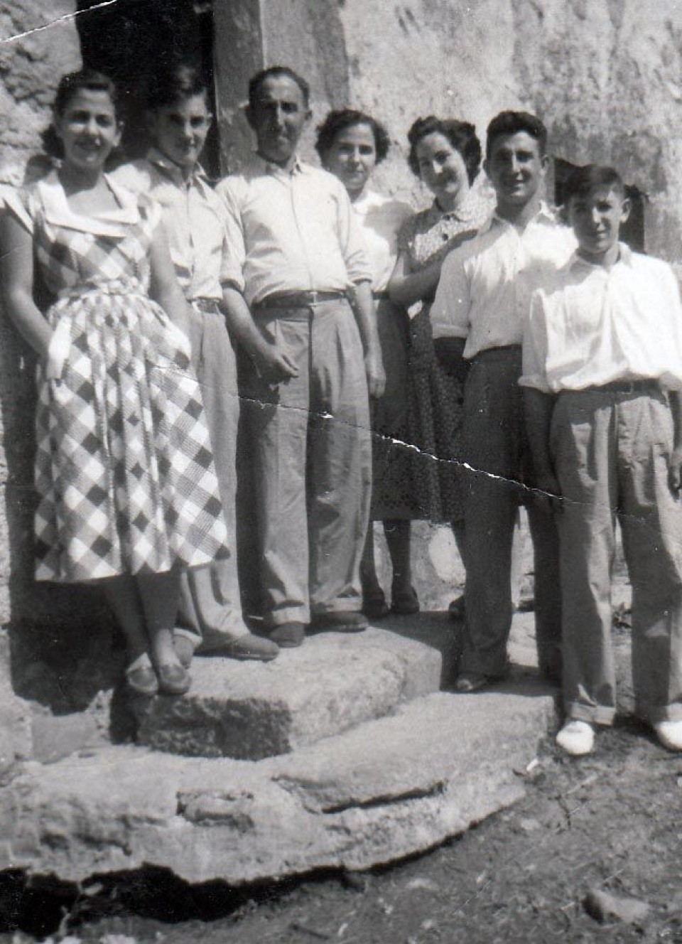 Joxe Mari Iriondo con su familia (el primero de la derecha). Foto: EiTB
