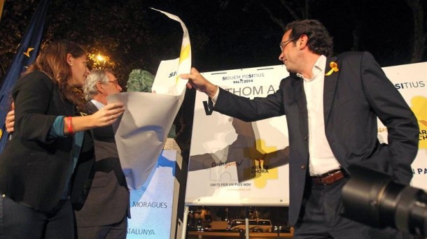 Marta Pascal, Xavier Trias y Josep Rull durante el acto central de pegada de carteles. Foto: EFE