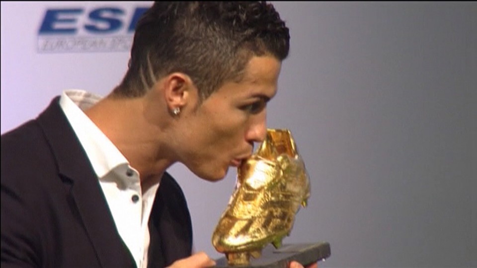 Vídeo: Cristiano Ronaldo recibe la 2014