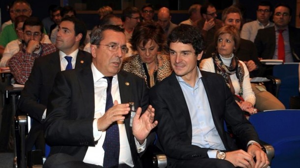 El saliente José Luis Bilbao, con el candidato del PNV, Unai Rementeria. EFE.