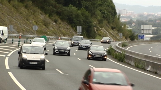 Este año se esperan 15.000 vehículos más en las carreteras vascas. EiTB