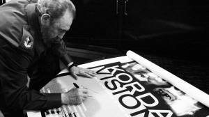 Fidel Castro, 'Kordavisión' dokumentalaren kartel bat sinatzen. Argazkia: Cubadebate. 