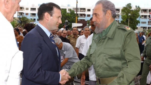 2002an Ibarretxe lehendakaria Fidel Castrorekin bildu zen Habanan. Argazkia: Eusko Jaurlaritza.