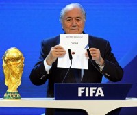 Zozketa batzuetan 'bola beroak' erabili direla aitortu du Blatterrek