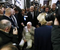 Jean-Marie Le Pen buruzagi ultraeskuindar historikoa larri dago Parisko ospitale batean
