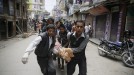 7,9 graduko lurrikara batek Nepal astindu du