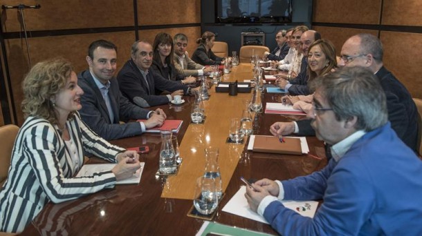 Imagen de archivo de una reunión entre PNV y PSE-EE