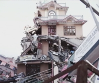 Hiru hilabeteren buruan, Nepalen berreraiketa motel doa