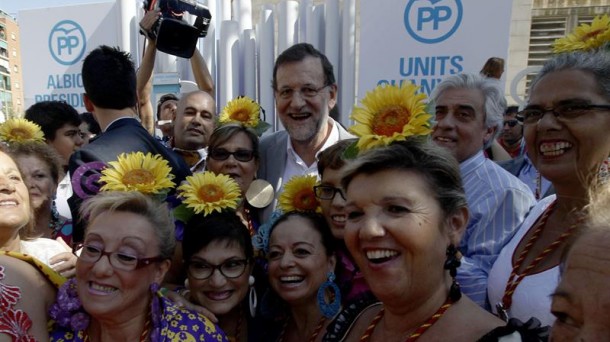 Mariano Rajoy junto a varios simpatizantes del PP en Badalona. Foto: EFE